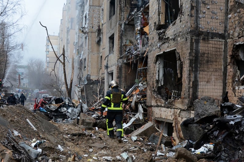 Rusia lanza el mayor ataque aéreo contra Ucrania y golpea un edificio gubernamental por primera vez