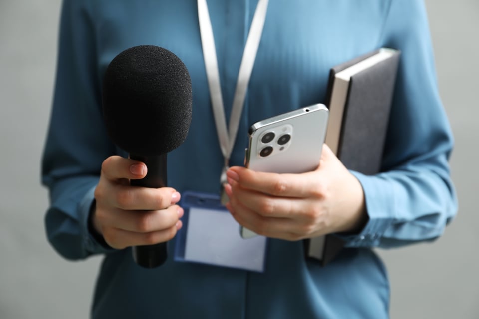 Periodista suspendido y analista despedido tras polémica por comentarios sobre Charlie Kirk