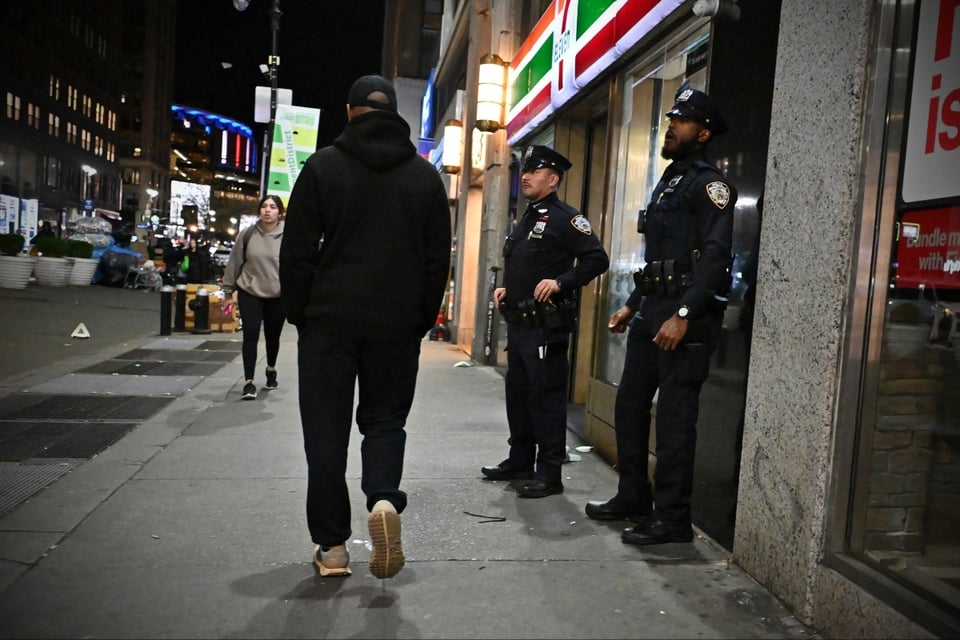 Mujer pide ayuda con gesto en 7-Eleven y arrestan a sospechoso en California