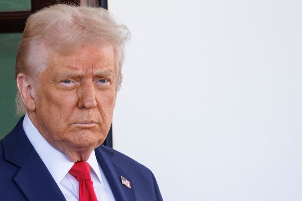 Trump, Epstein, dibujo MundoNOW, Congress Obtains Drawing That Trump Allegedly Gave to Epstein
