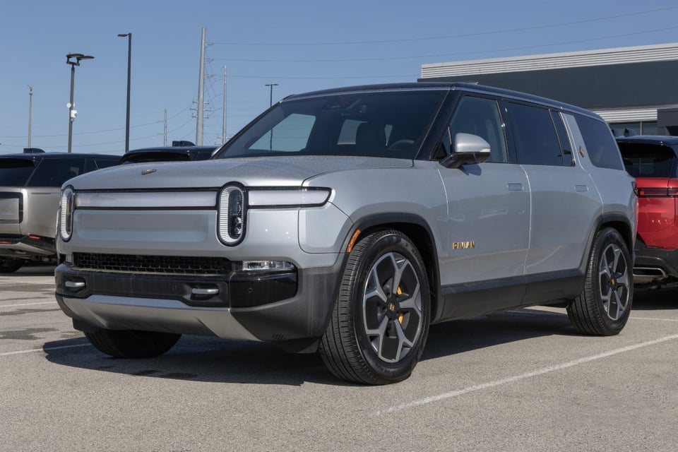 Más de 24.000 Rivian retirados del mercado por riesgo de colisión vehicular