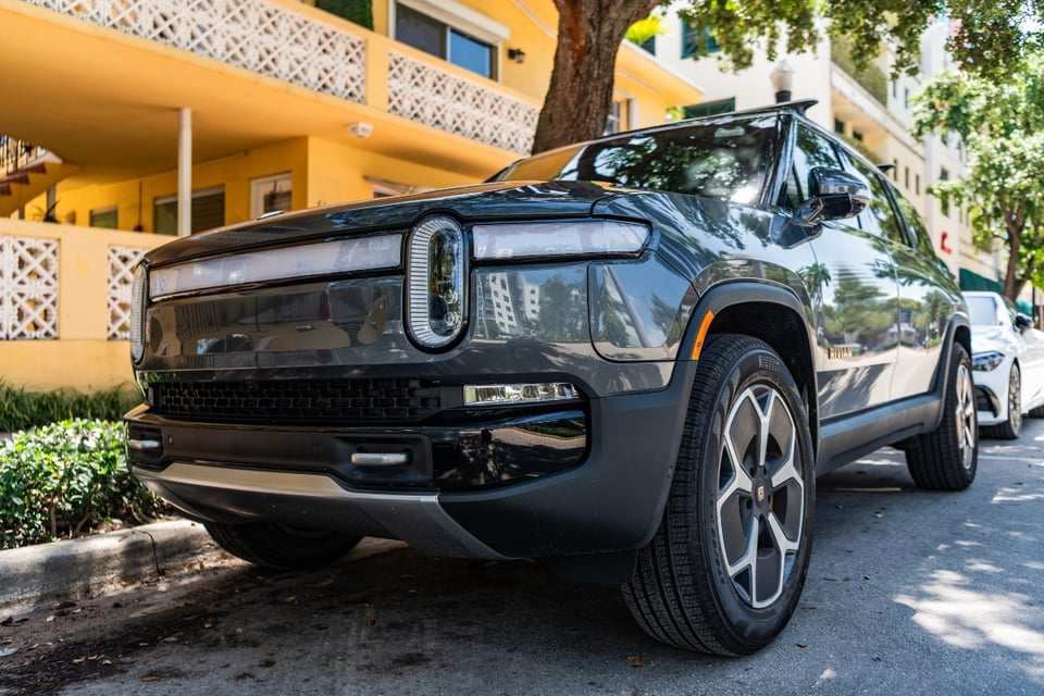 Rivian, 24,000 vehículos, defecto en el sistema MundoNOW