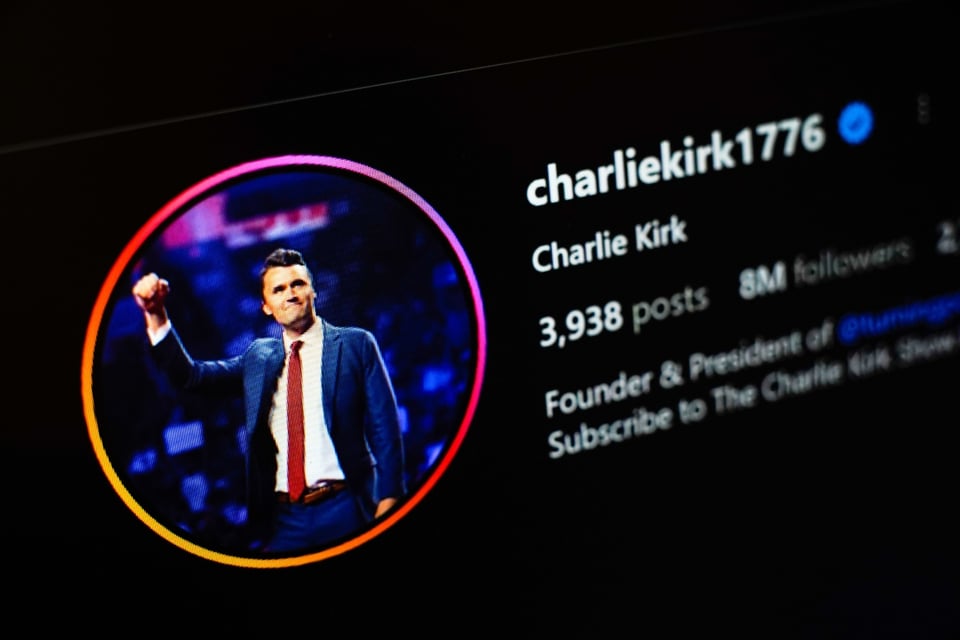 Gobernador de Utah culpa a redes sociales por asesinato de Charlie Kirk