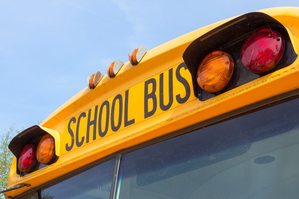 Cámaras en autobuses escolares detectan a miles de conductores imprudentes en EE.UU.