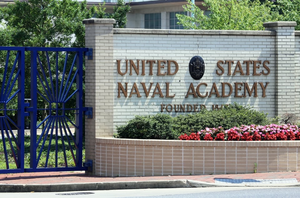 Tiroteo en la Academia Naval de EE.UU. deja campus cerrado