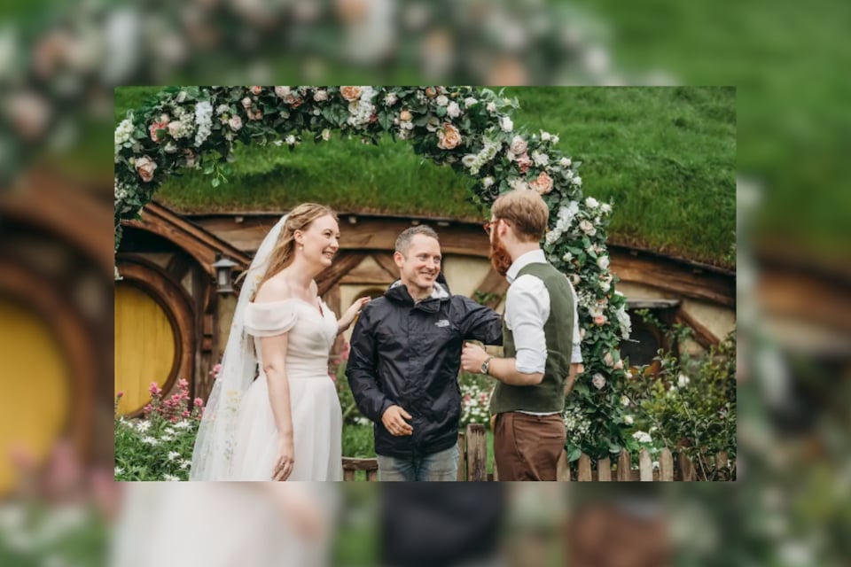 Elijah Wood sorprende a una pareja al aparecer en su boda featured image