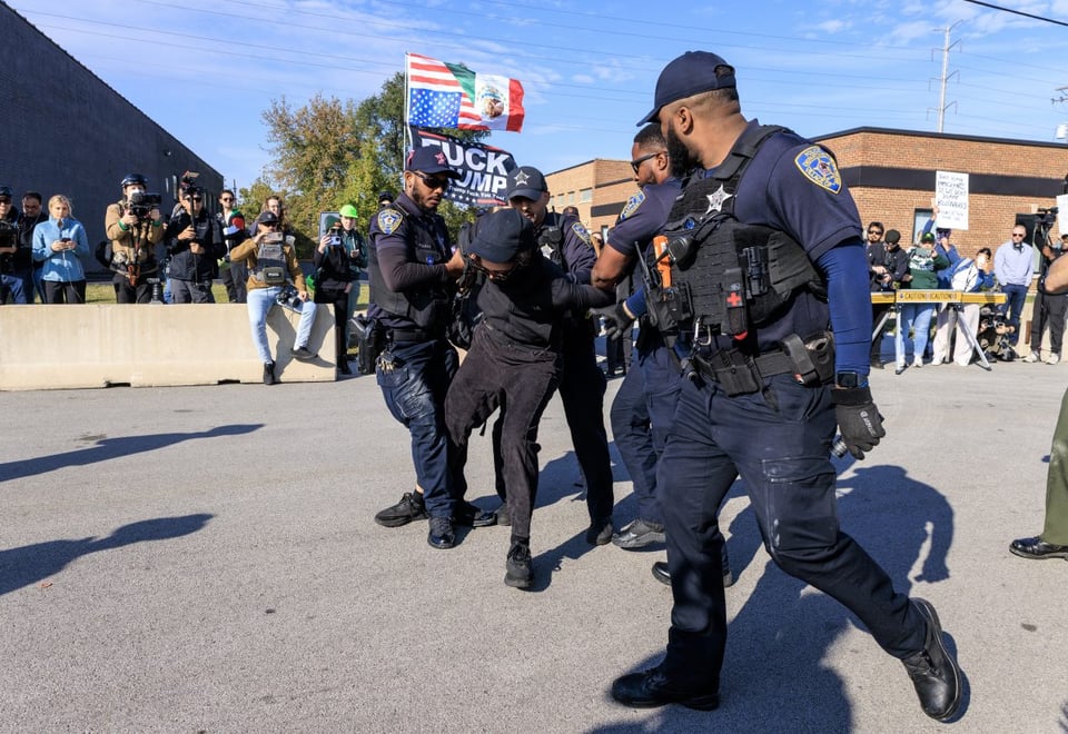 ICE irrumpe en mercado de Chicago y deja 15 detenidos