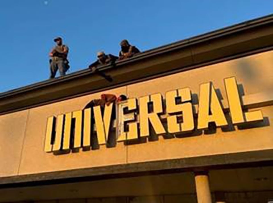 Más de 20 agentes de ICE intentan capturar a un inmigrante que se colgó de un anuncio