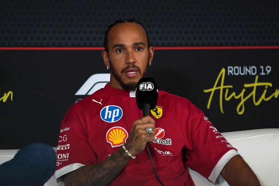 Hamilton enciende la ilusión en Ferrari
