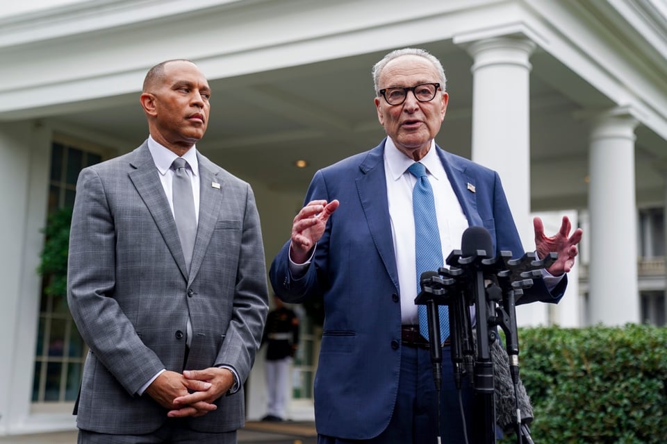 Trump usa IA en video manipulado contra Jeffries