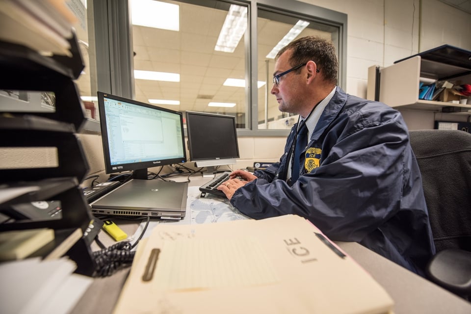 Facebook elimina página que exponía a agentes de ICE tras intervención del Departamento de Justicia featured image