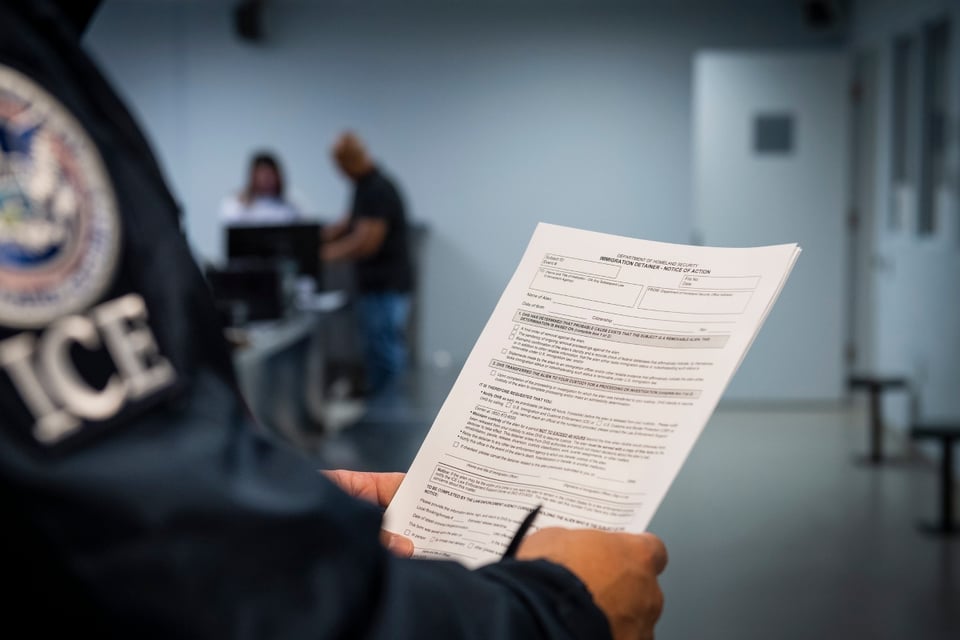 Juez bloquea traslados de jóvenes inmigrantes a cárceles de adultos featured image