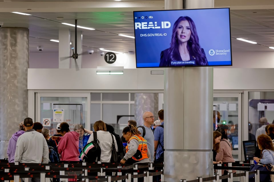 Aeropuertos prohíben video de Noem sobre cierre del Gobierno
