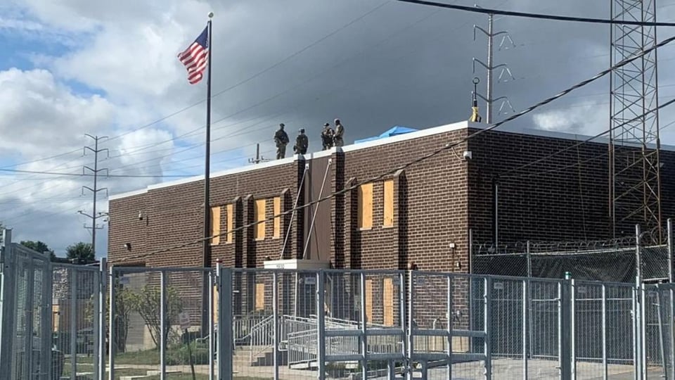 Concejala de Chicago detenida tras confrontar a agentes de inmigración en hospital