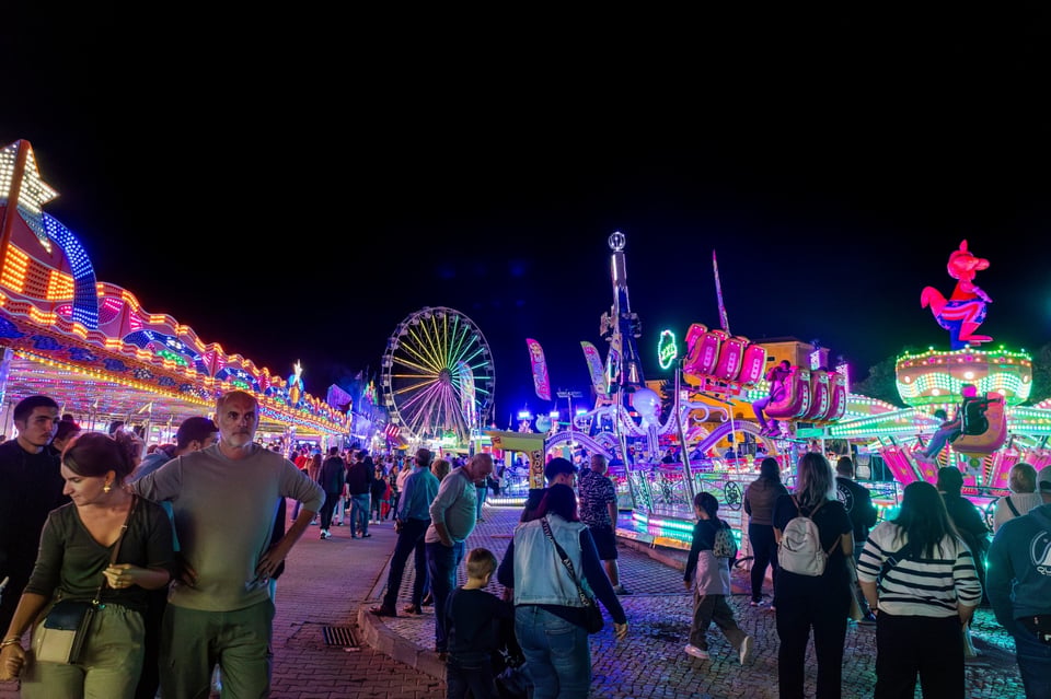 ¡DE TERROR! Juego mecánico sufre accidente en feria escolar de Los Ángeles
