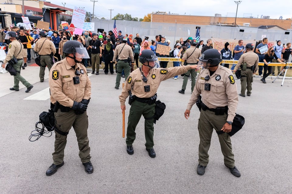 “ICE está aquí”: tensión y miedo en un vecindario de Illinois tras operativo migratorio