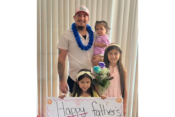 Papá hispano estaba trabajando como delivery cuando ocurrió una tragedia y lucha por su vida en un hospital
