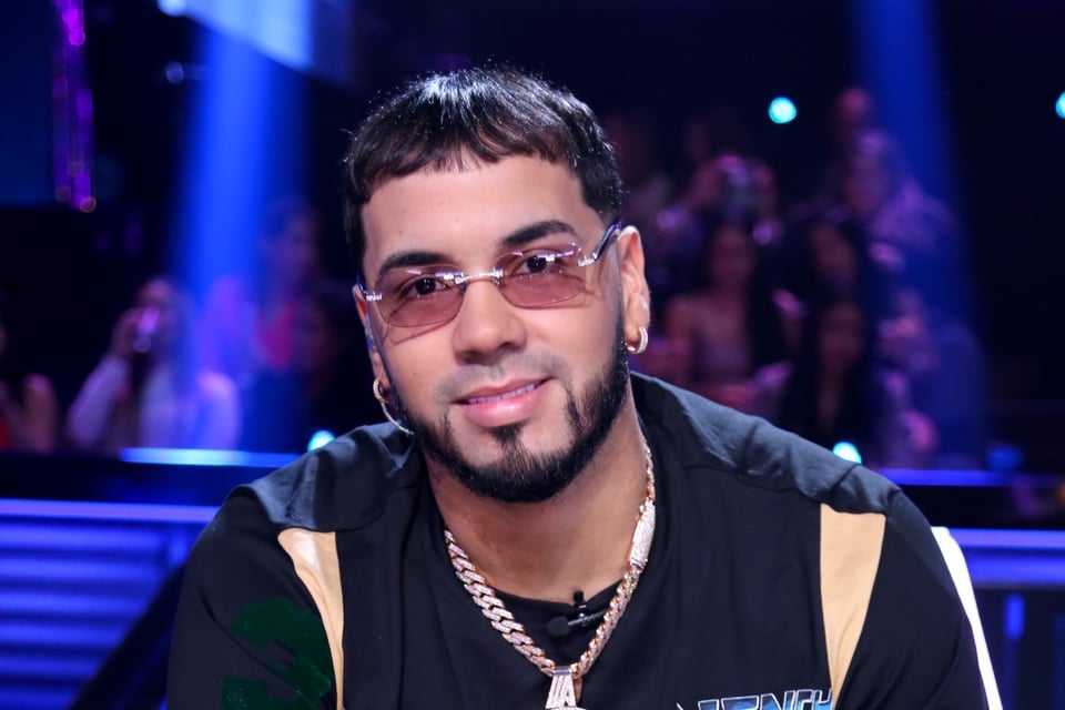 Anuel AA enfrenta demanda en Florida por presunta agresión a un padre de familia en un parque temático