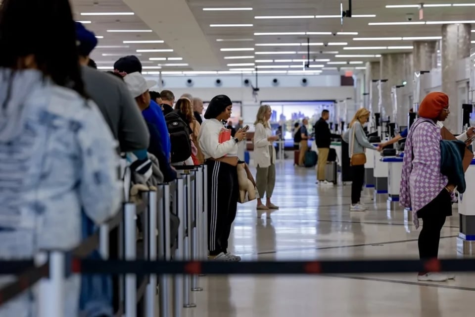Cierre federal en EE.UU. afecta tráfico aéreo: miles de empleados sin pago y vuelos en riesgo.
