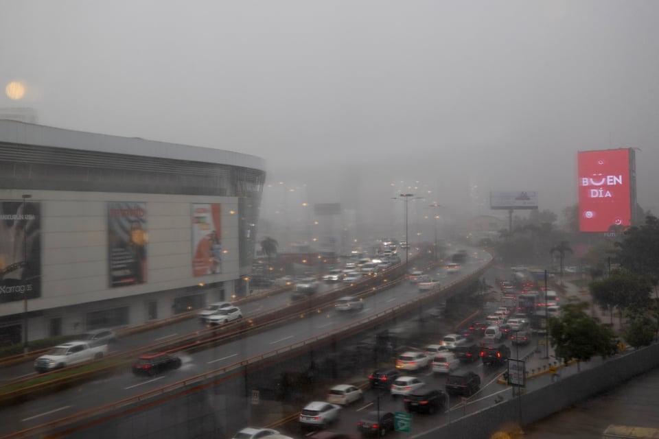 Tras alcanzar categoría 5, el huracán Melissa provoca lluvias significativas afectando a muchos hispanos