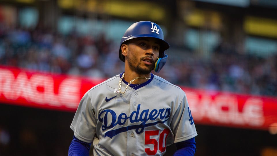 Mookie Betts gana el Premio Roberto Clemente por su labor humanitaria