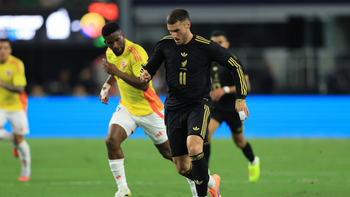 Santiago Giménez se baja de la Selección Mexicana