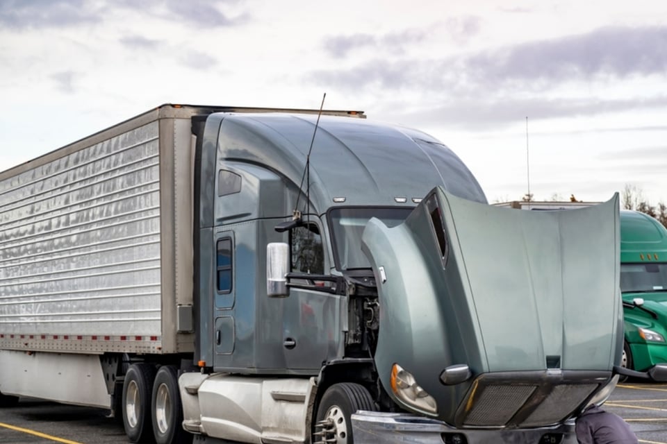 Campañas contra camioneros inmigrantes se intensifican tras accidentes en EE. UU. y Canadá