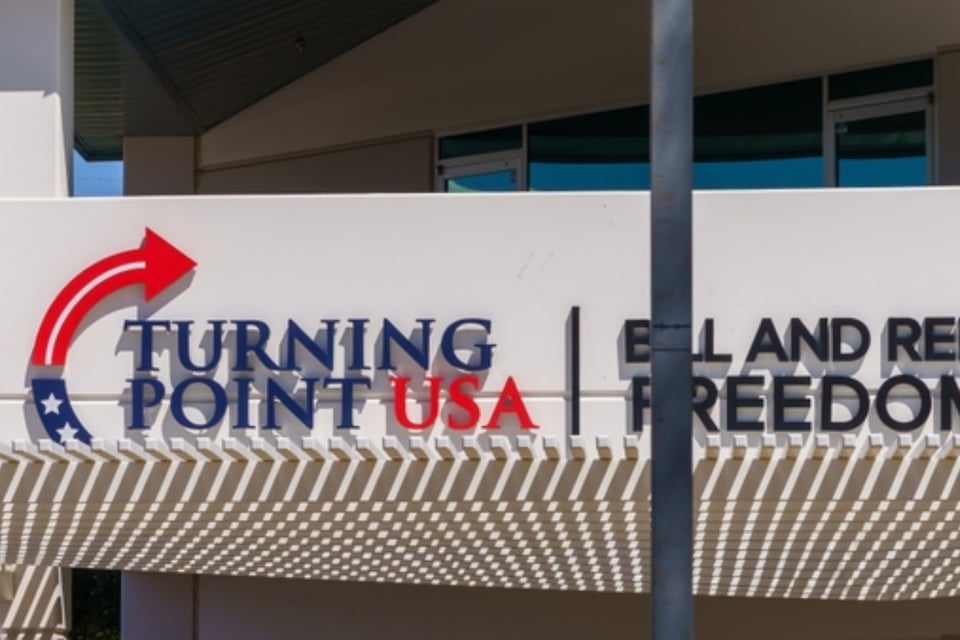Turning Point USA lanza show contra Bad Bunny