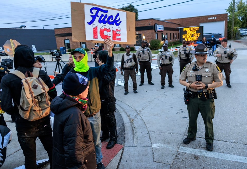 Juez federal ordena cámaras corporales para agentes de ICE en Chicago ante denuncias de uso excesivo de fuerza