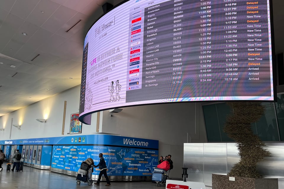 Cierre del Gobierno provoca caos tras suspender los despegues en el aeropuerto JFK