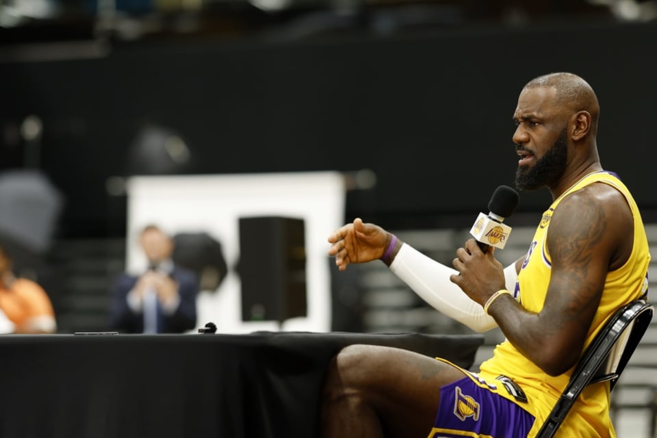 LeBron James: ¿Se retira o cambia de equipo? Los 4 caminos que puede tomar featured image