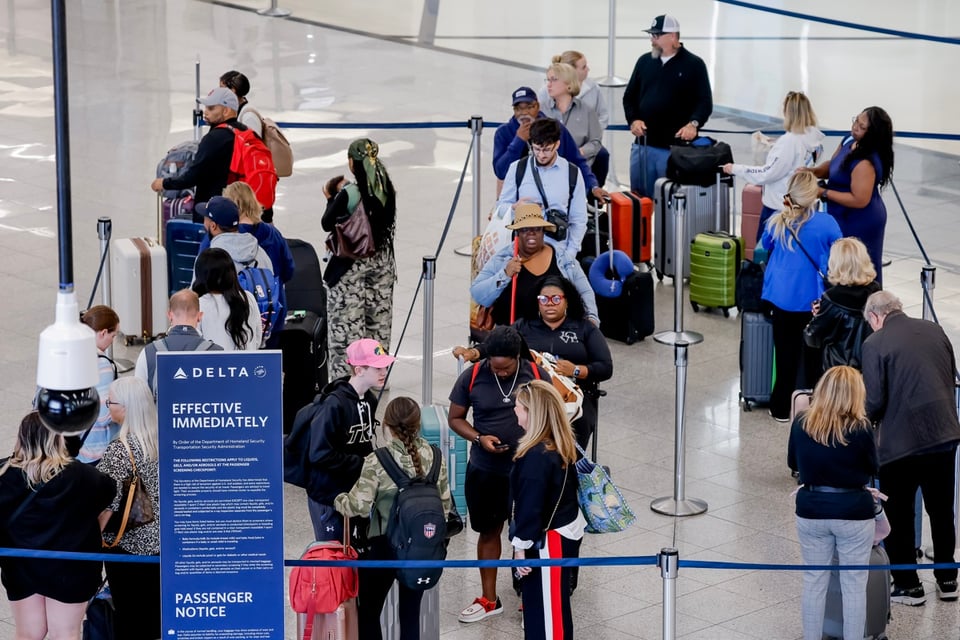 Retrasos y caos en aeropuertos por crisis federal ¿Qué puedes hacer?