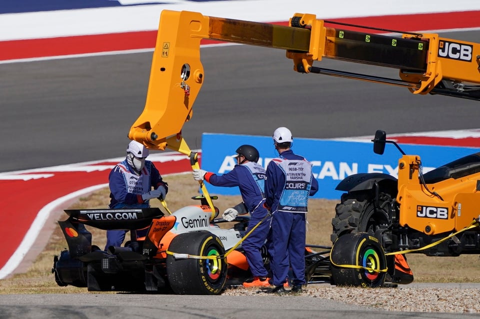 Caos en Austin: los McLaren fuera tras un toque en la curva