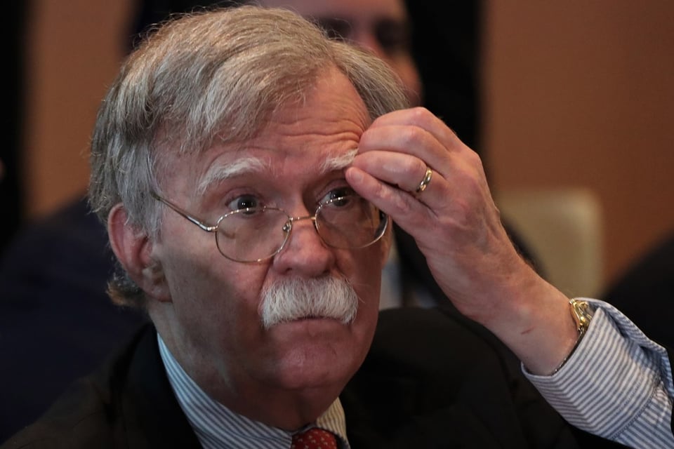 Exasesor de Trump acusado en EE.UU. por mal uso de información clasificada