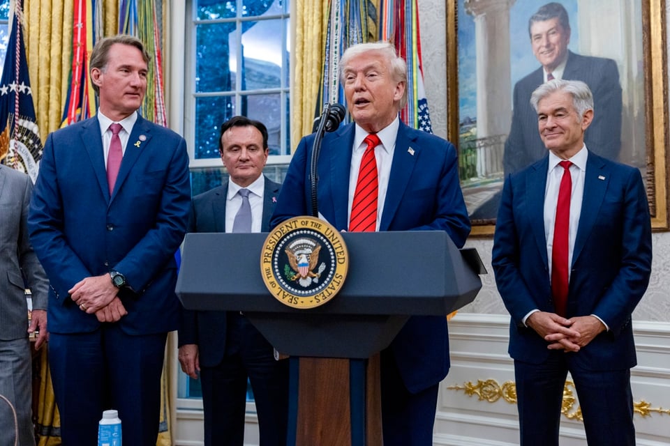 Donald Trump asegura que encontró fondos para pagar a militares pese al cierre del gobierno featured image
