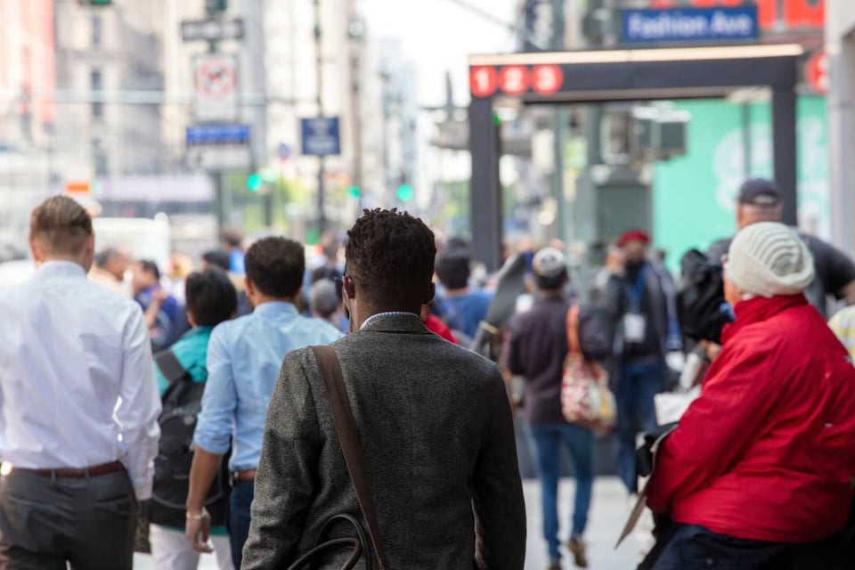 Confianza del consumidor se desploma en septiembre: latinos sienten el golpe de inflación y empleo débil featured image