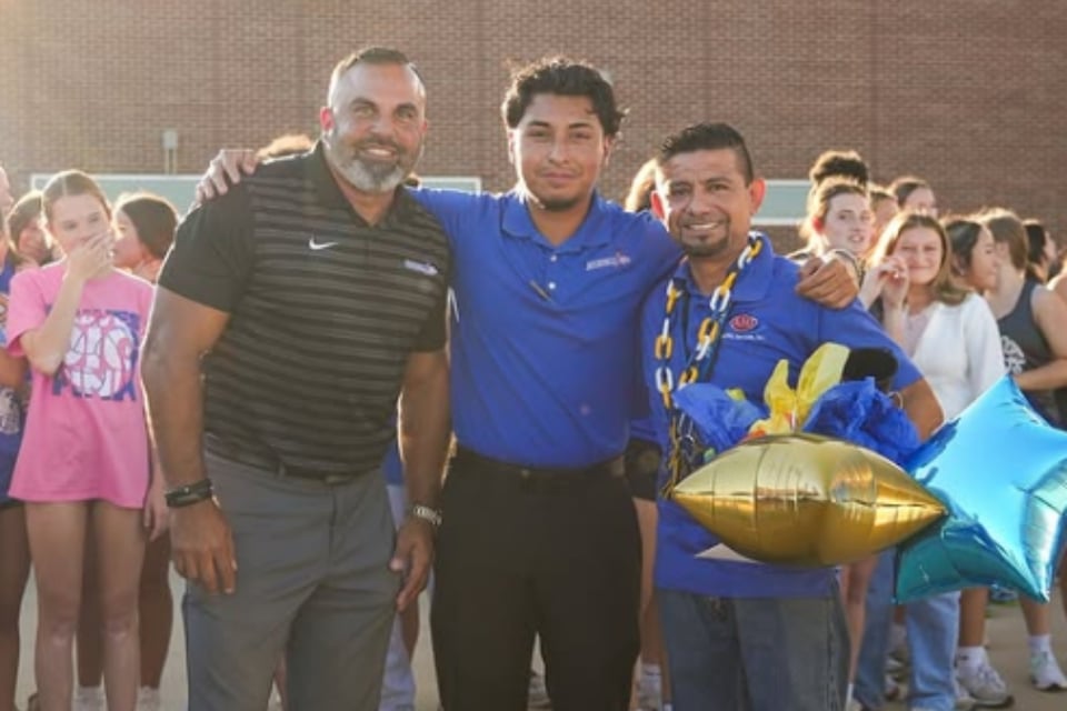 Conserje hispano en Texas recibe un auto de regalo gracias a la solidaridad estudiantil