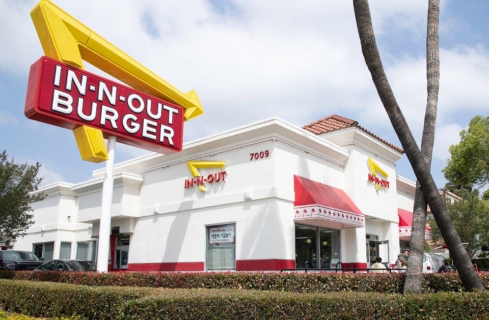 Una pitón sorprende en un drive thru de In-N-Out en California