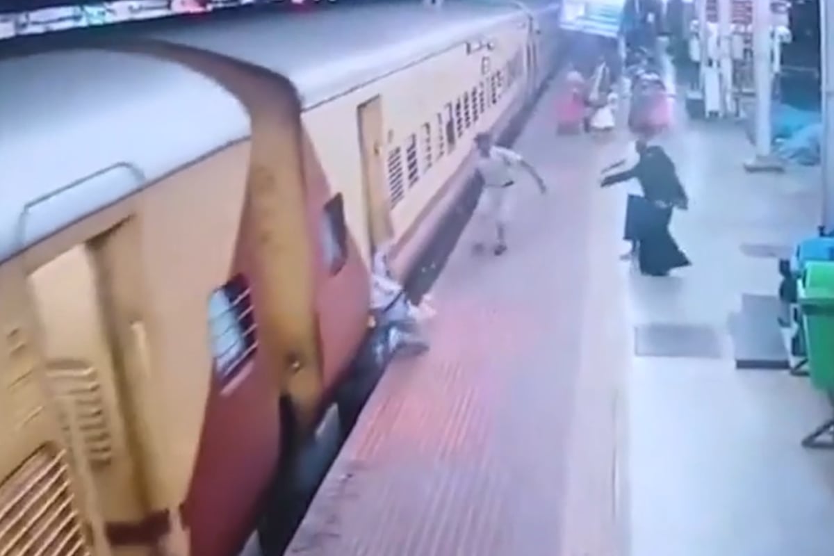 Agente héroe rescata a pasajera que cayó en vías del tren en India