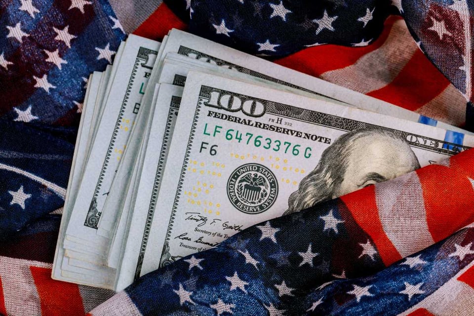 ¿Por qué cae el índice del dólar y sube el oro? Claves para tu dinero hoy