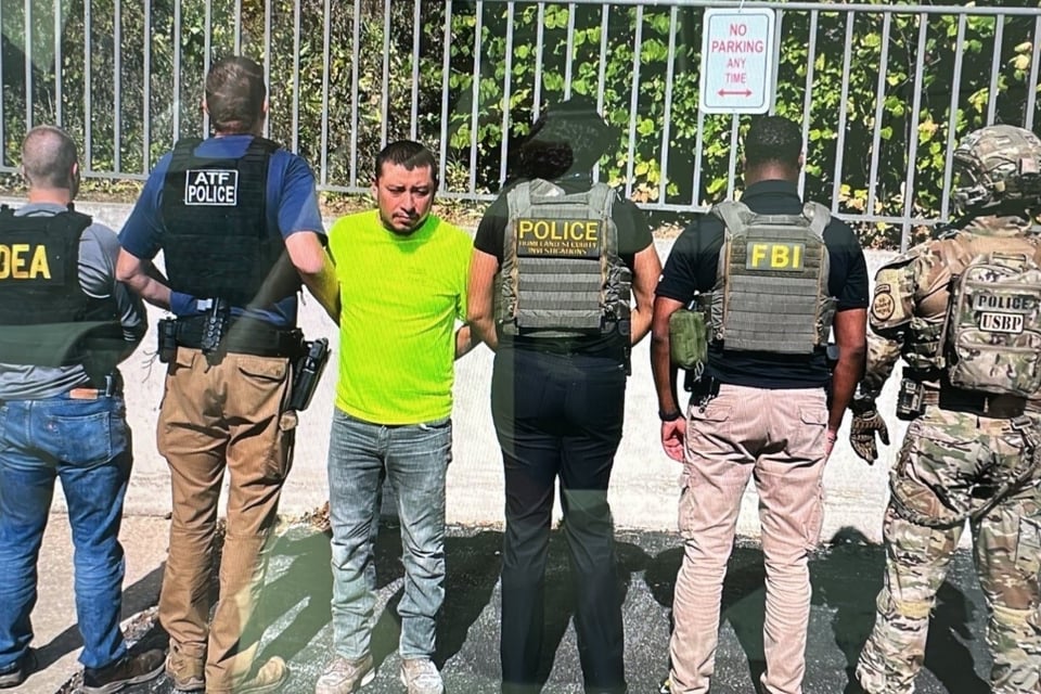 EU detiene a integrante de Latin Kings que ofrecía recompensa por información de agente de seguridad