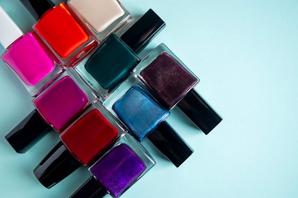 Lo mejor en Esmaltes de Uñas 2025 : Diseños que reinan en salones y redes sociales