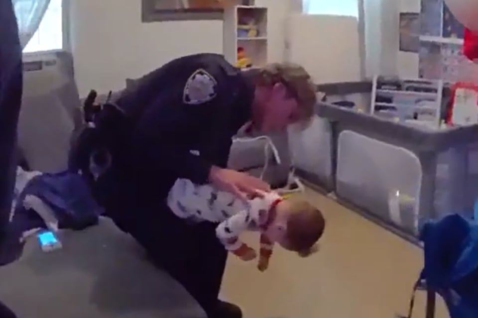 Policía de Nueva York salva a un bebé que se estaba ahogando