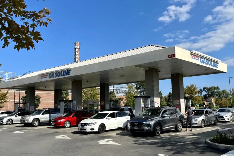 Precios de gasolina se mantienen cerca de $3 y dan respiro al bolsillo