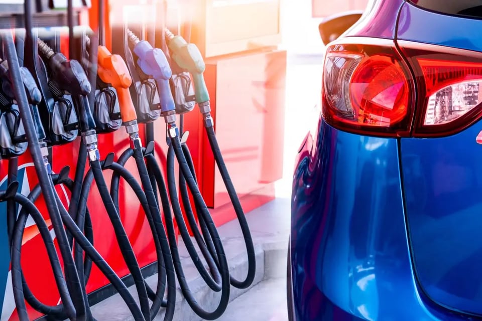 El precio de la gasolina sigue bajando y roza mínimos de 4 años