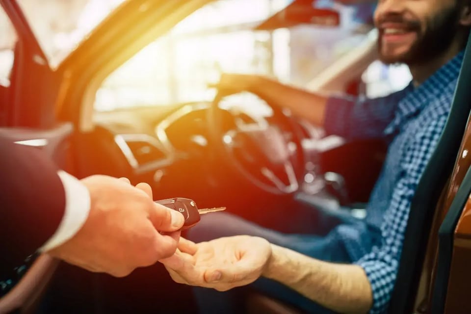 Préstamo de auto con capital negativo: el error que está costando miles de dólares