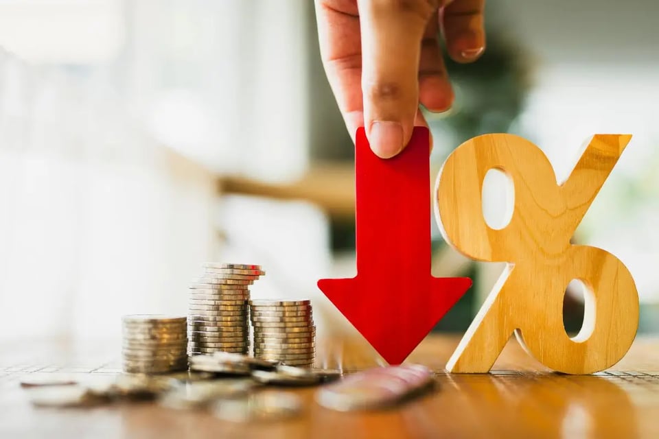Ahorra más y paga menos: así impactan los recortes de tasas de la FED