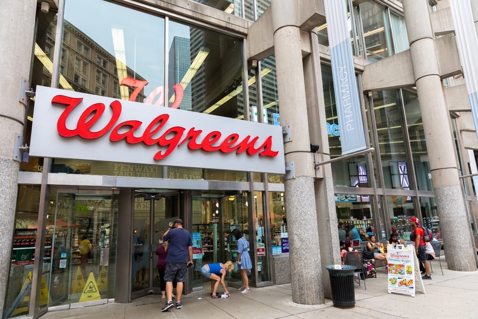Video muestra a agente de ICE arrojando a joven en un Walgreens de Chicago