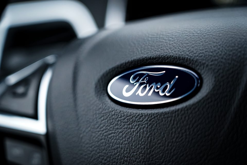 Ford retira 625,000 vehículos por fallas en cinturones y cámaras