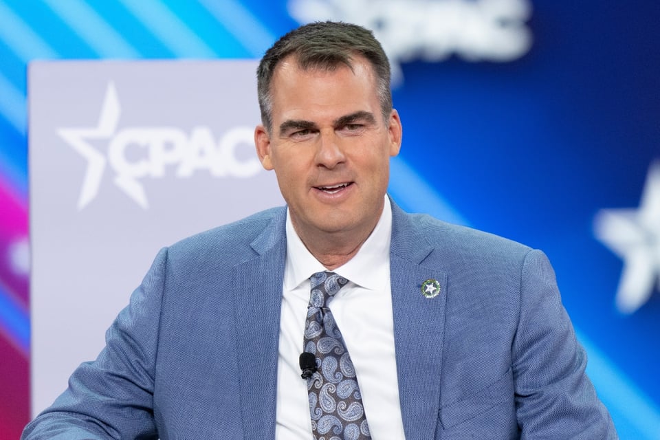 El gobernador de Oklahoma critica el despliegue de la Guardia Nacional en Illinois por violar el federalismo